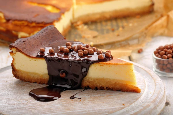 Fatia de bolo de queijo com chocolate derretido — Fotografia de Stock