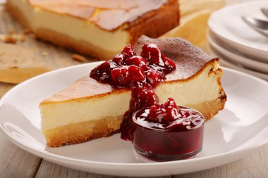 Cheesecake dilim vişneli reçel ile