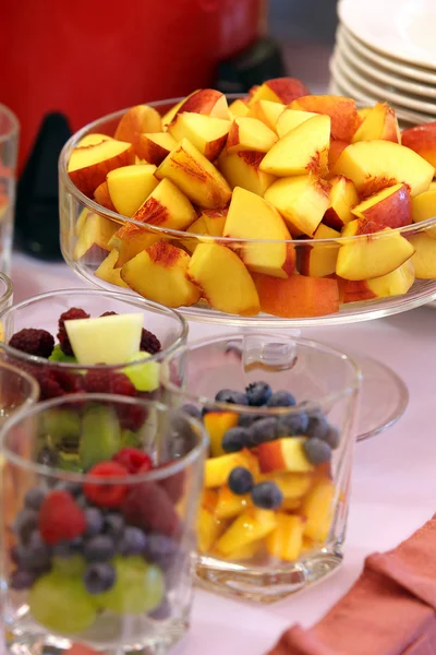 Conjunto de frutas na festa ou na recepção do casamento — Fotografia de Stock