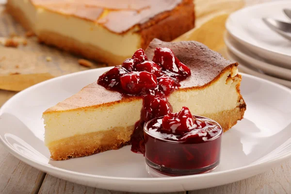 Cheesecake slice with cherry jam — Stock Photo, Image
