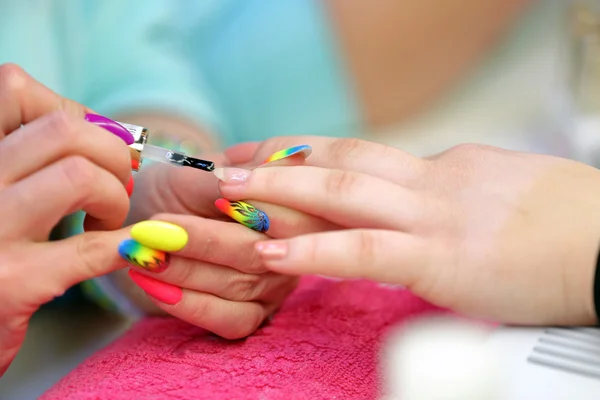 美甲师大师让年轻女子手上的指甲 — 图库照片
