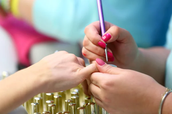 Manicura maestro hace manicura en la mano de mujer joven — Foto de Stock