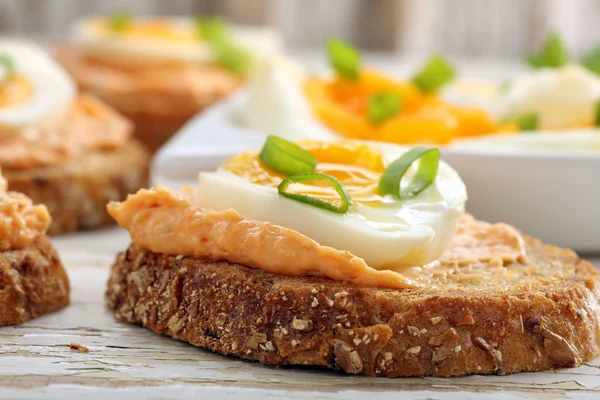 Smörgåsar med lax pasta och ägg — Stockfoto