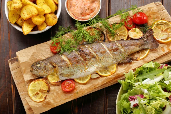Жареная рыба с жареным картофелем и салатом — стоковое фото