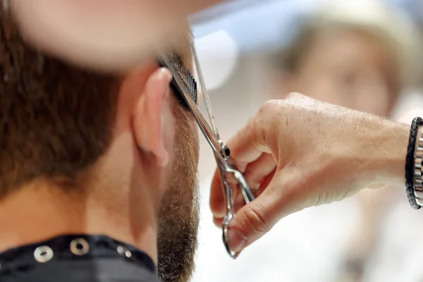 Coiffeur coupe les cheveux avec des ciseaux — Photo