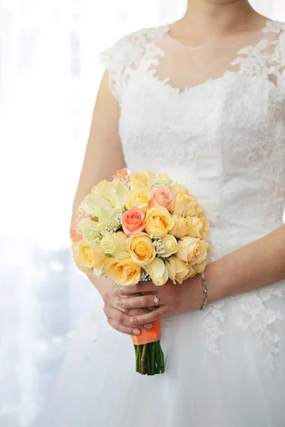 Наречена з весільним букетом троянд — стокове фото