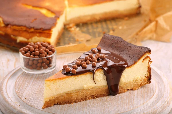 Käsekuchenscheibe mit geschmolzener Schokolade — Stockfoto