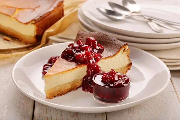 Cheesecake slice with cherry jam — Stock Photo, Image