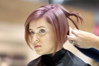 Poznan, Polonya - Mayıs 07. 2016: Kuaför kırpma saç sc ile