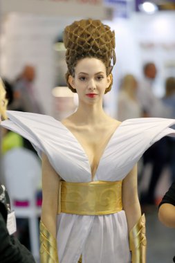 Poznan, Polonya - 07 Mayıs. 2016: Model konsept saç şekillendirme aşırı