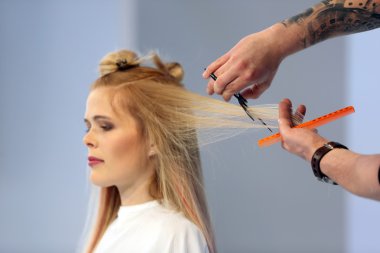 Poznan, Polonya - Mayıs 07. 2016: Kuaför kırpma sarı saçlı w