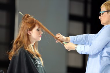 Poznan, Polonya - Mayıs 07. 2016: Kuaför kırpma saç sc ile