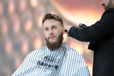 Poznan, Polonya - Mayıs 07. 2016: Berber saç tıraş tarafından elektrik t