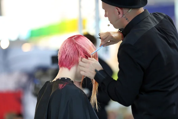 Poznań, Polska - maj 07. 2016: Fryzjer przycinania włosów czerwony wit — Zdjęcie stockowe