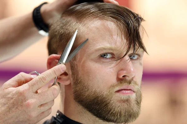 POZNAN, POLAND - MAY 07. 2016: Hairdresser trimming hair with sc — Stock Photo, Image