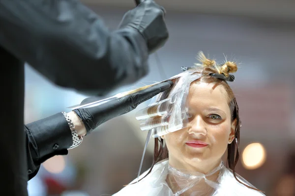 POZNAN, POLOGNE - 7 MAI. 2016 : coiffeur peindre les cheveux du client a — Photo