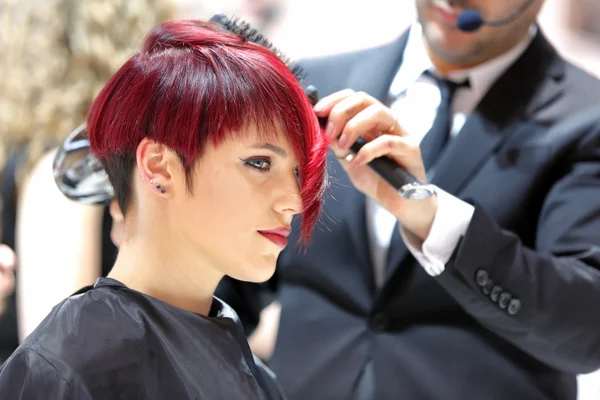 POZNAN, POLAND - MAY 07. 2016: Hairdresser arranging hairdo usin — Stock Photo, Image