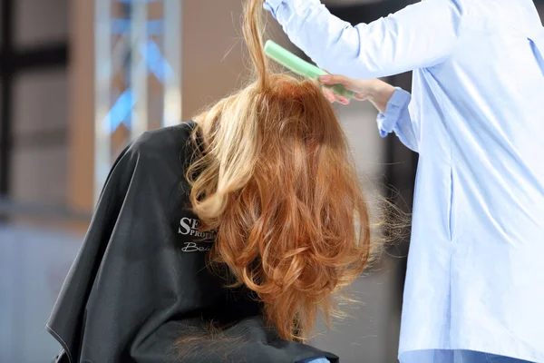 POZNAN, POLAND - MAY 07. 2016: Hairdresser arranging hairdo at T — Stock Photo, Image
