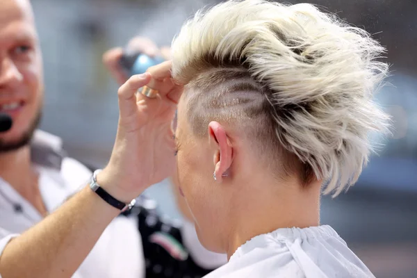 POZNAN, POLÓNIA - MAIO 07. 2016: Cabeleireiro organizando penteado em T — Fotografia de Stock