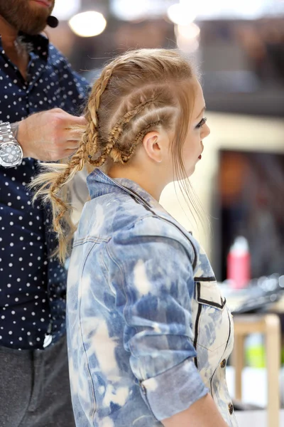 POZNAN, POLOGNE - 7 MAI. 2016 : Coiffeur arrangeant la coiffure à T — Photo