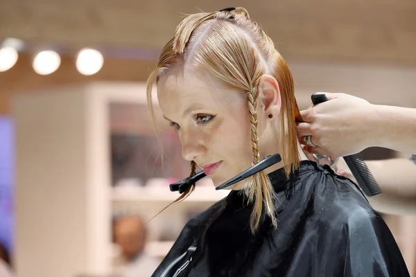 POZNAN, POLAND - MAY 07. 2016: Hairdresser trimming blond hair w — Stock Photo, Image