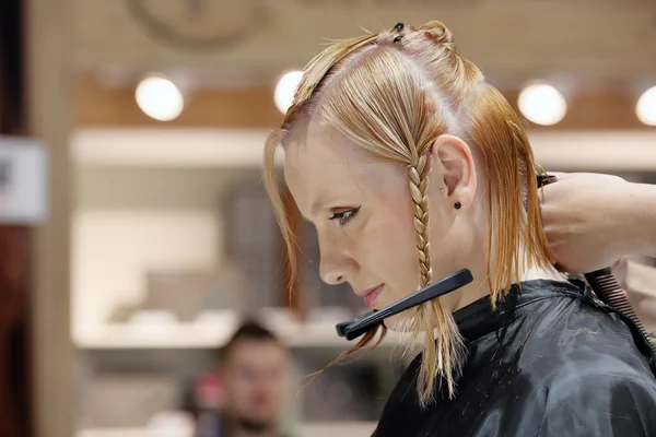 POZNAN, POLAND - MAY 07. 2016: Hairdresser trimming blond hair w — Stock Photo, Image