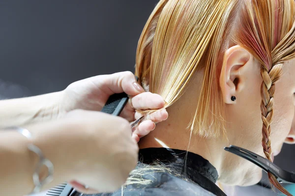 POZNAN, POLAND - MAY 07. 2016: Hairdresser trimming blond hair w — Stock Photo, Image