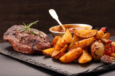 Izgara tavuk göğsü fırında patates ve Barbekü sos ile