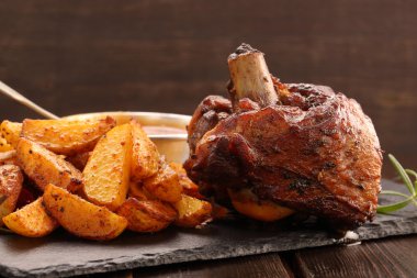 Fırında patates ve daldırma ile ızgara ızgara et