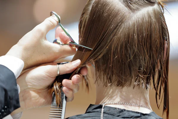 Friseur schneidet braune Haare mit Schere — Stockfoto