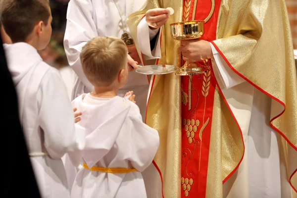 Kinderen gaan naar de eerste heilige communie — Stockfoto