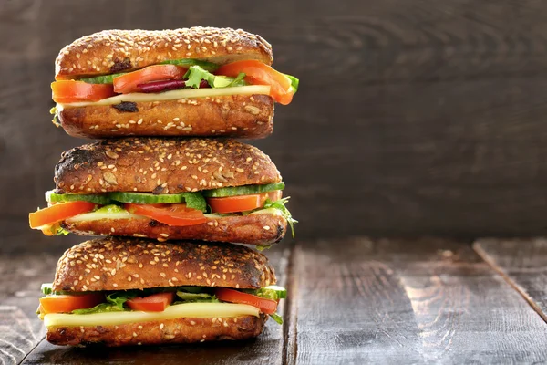 Sandwich vegetariano su sfondo di legno con spazio per il testo — Foto Stock