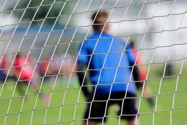 genç erkek futbol maçı oynamak