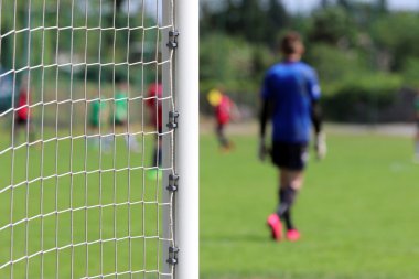 genç erkek futbol maçı oynamak