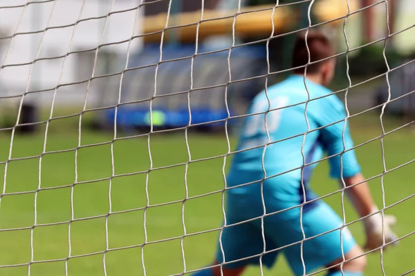 Los chicos jóvenes juegan fútbol — Foto de Stock