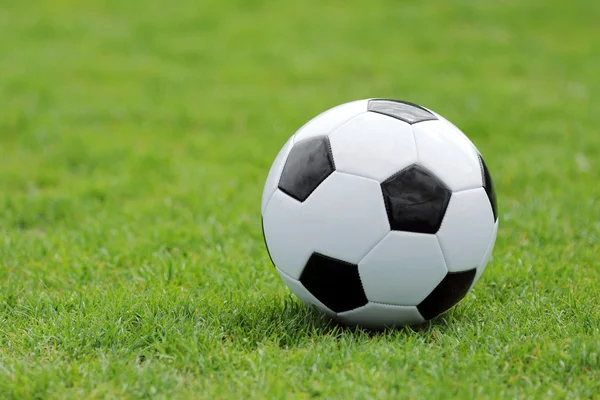 Futbol topu futbol yeşil alanda metin için yer ile