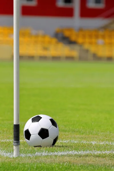 Köşedeki futbol yeşil sahada futbol topu — Stok fotoğraf
