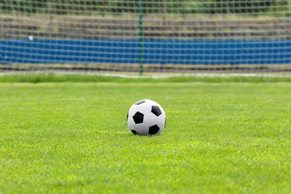 Futbol topu futbol yeşil alanda metin için yer ile — Stok fotoğraf