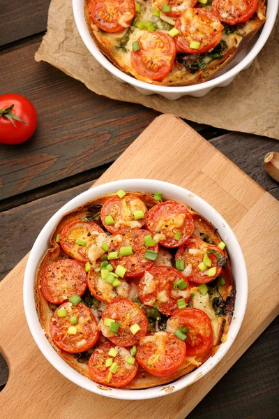 Roasted tomatoes with chives and cheese — Stock Photo, Image