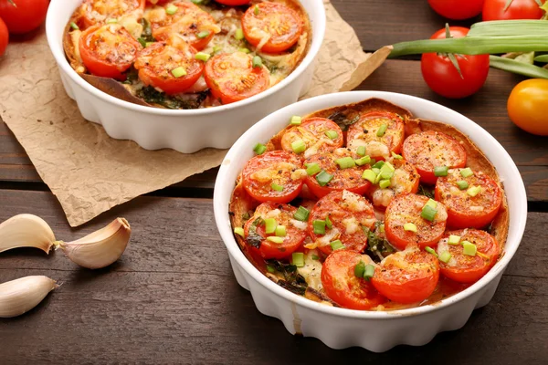 Tomates torrados com cebolinha e queijo — Fotografia de Stock