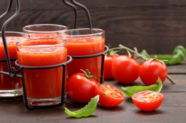 Domates suyu ile sebze ahşap arka plan üzerinde