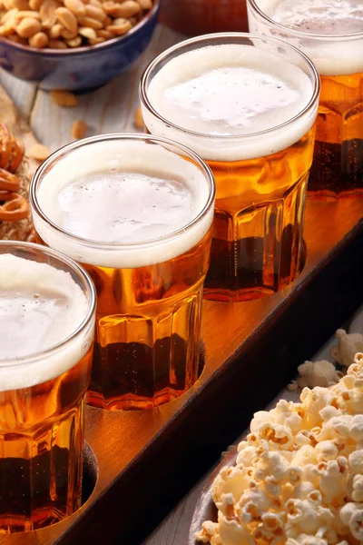 Conjunto de ventiladores de futebol com cerveja e lanches em fundo de madeira — Fotografia de Stock