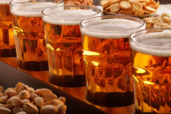 Conjunto de ventiladores de futebol com cerveja e lanches em fundo de madeira — Fotografia de Stock