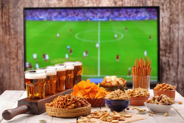 Bira ve futbol ayarla aperatifler tv arka plan maç 