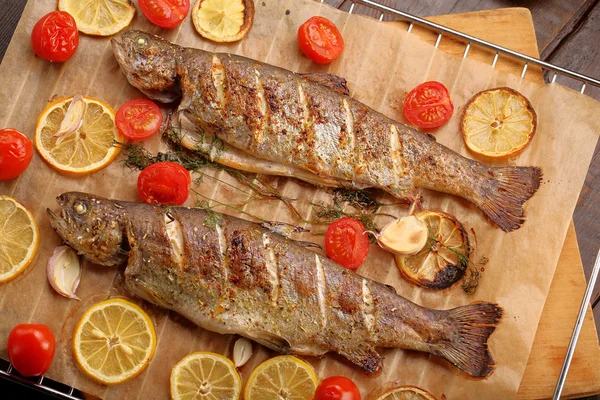 Pesce al forno intero sulla griglia — Foto Stock