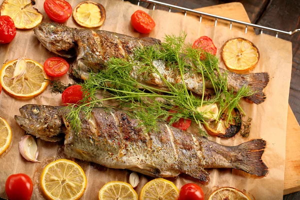 Hele gebakken vis op de grill — Stockfoto