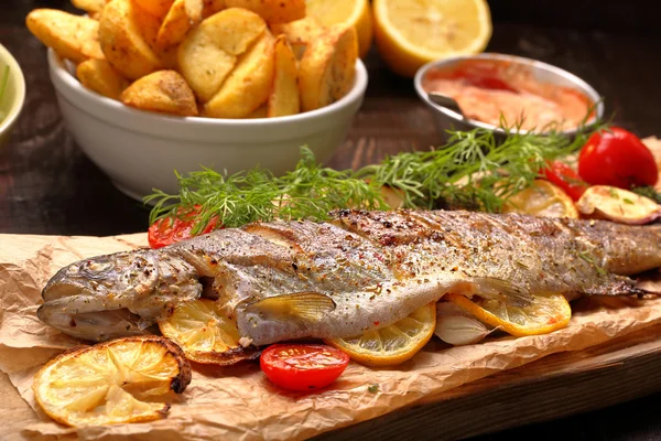 Gebakken vis met geroosterde aardappels en dip — Stockfoto