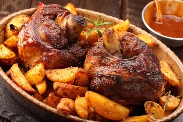 Мясо на гриле с запечённым картофелем и соусом — стоковое фото