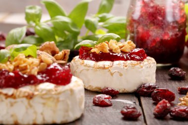 Kızılcık Reçeli ve ceviz eski ahşap ızgara brie peyniri