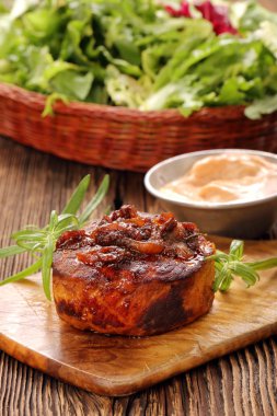 Ahşap arka plan üzerinde ızgara dumanlı sıcak chop